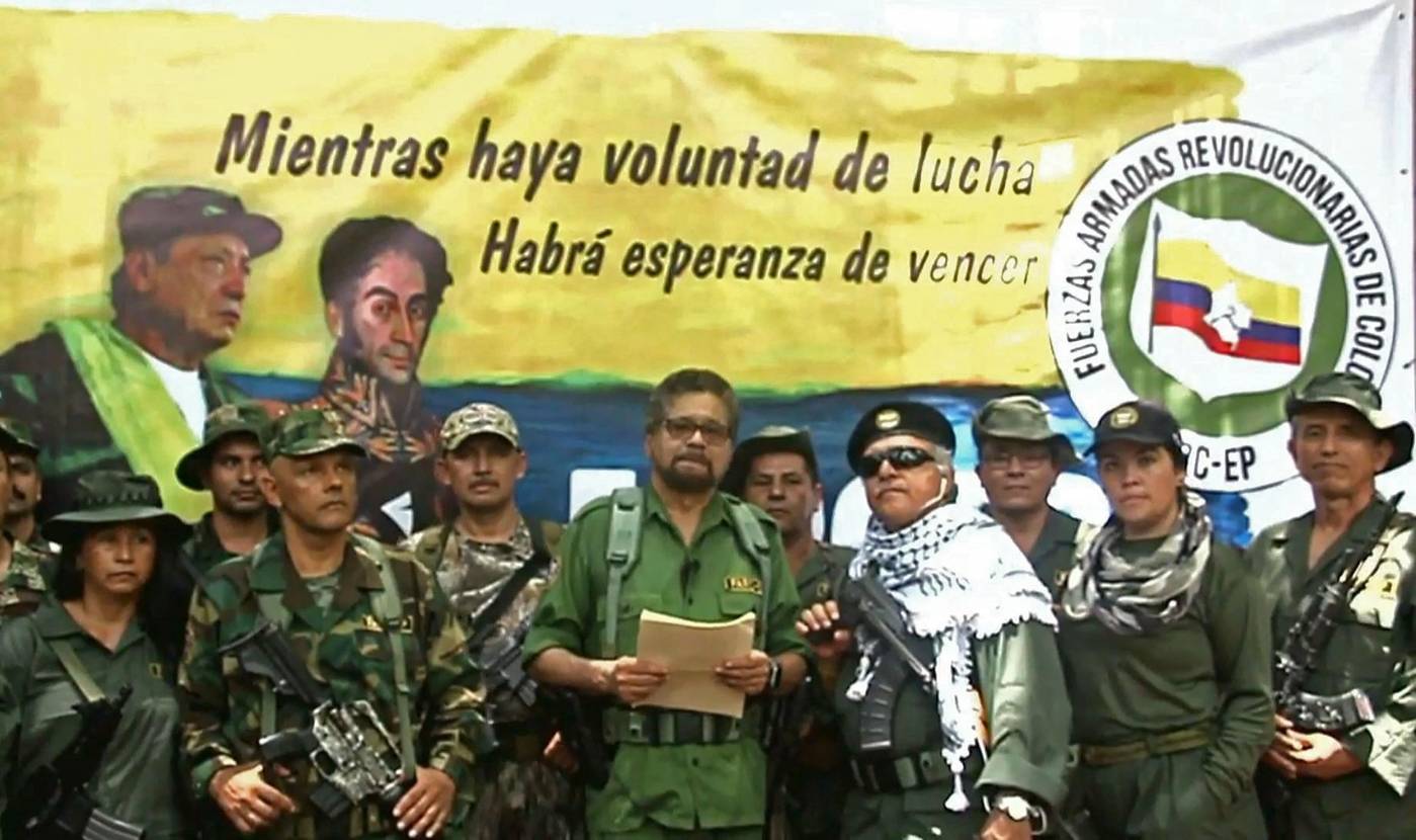 FARC annonserer her, i august 2019, at opprørsgruppen igjen tar opp våpnene, og dermed avviser fredsavtalen fra 2016. Foto: YouTube/AFP/NTB.